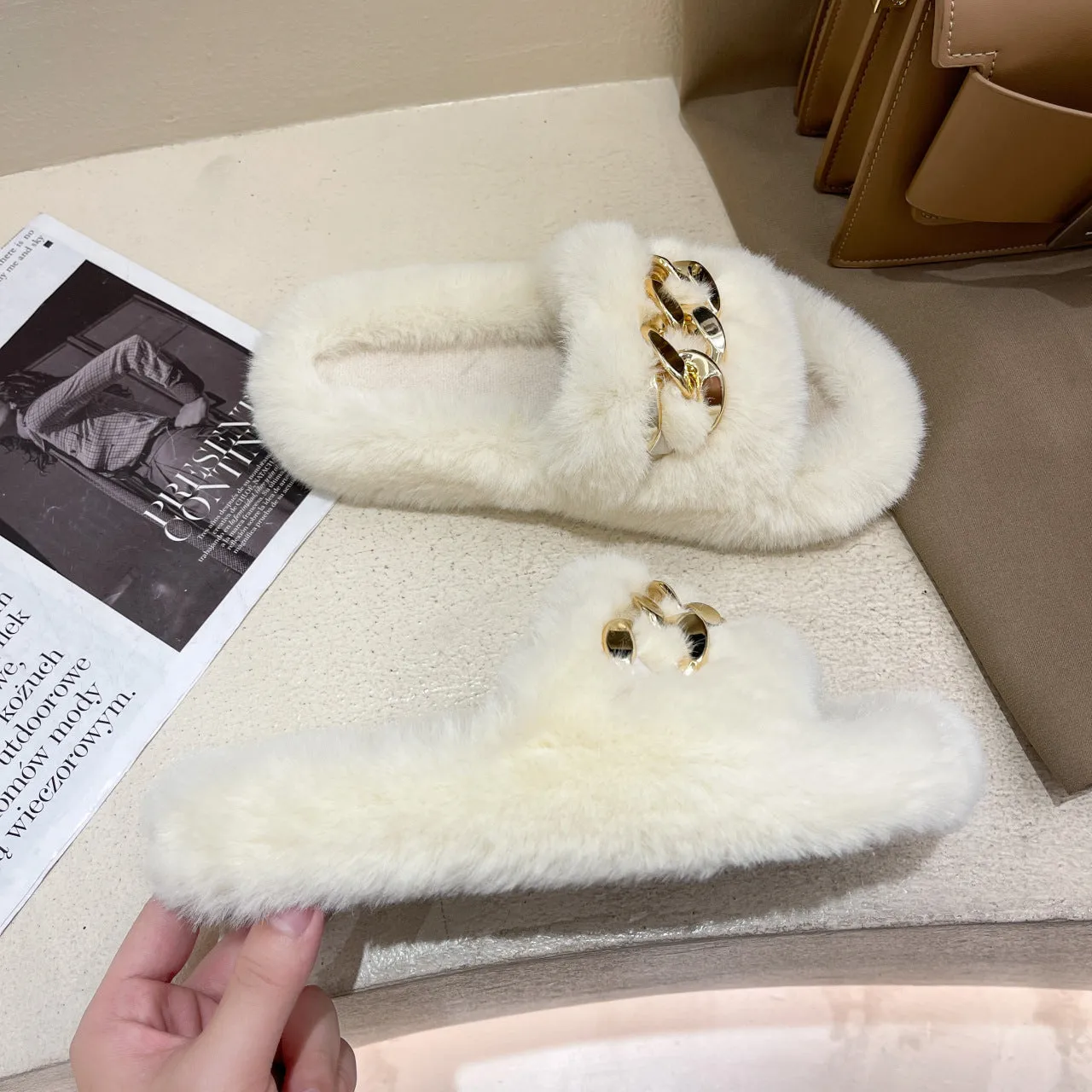 Hot selling thick-soled round head hairy chain slippers